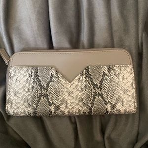 Beautiful wallet! Modern, chic, and classy not to mention has lots of room